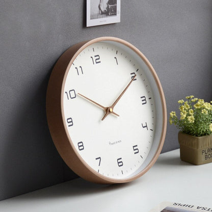 Scandinavische houten wandklok met minimalistisch ontwerp