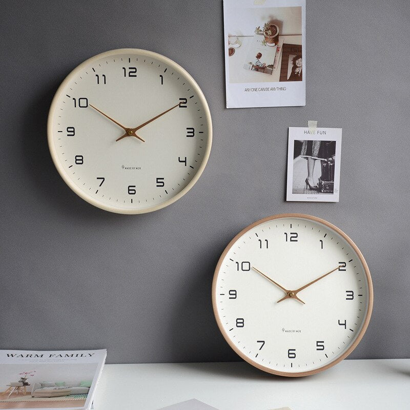 Scandinavische houten wandklok met minimalistisch ontwerp