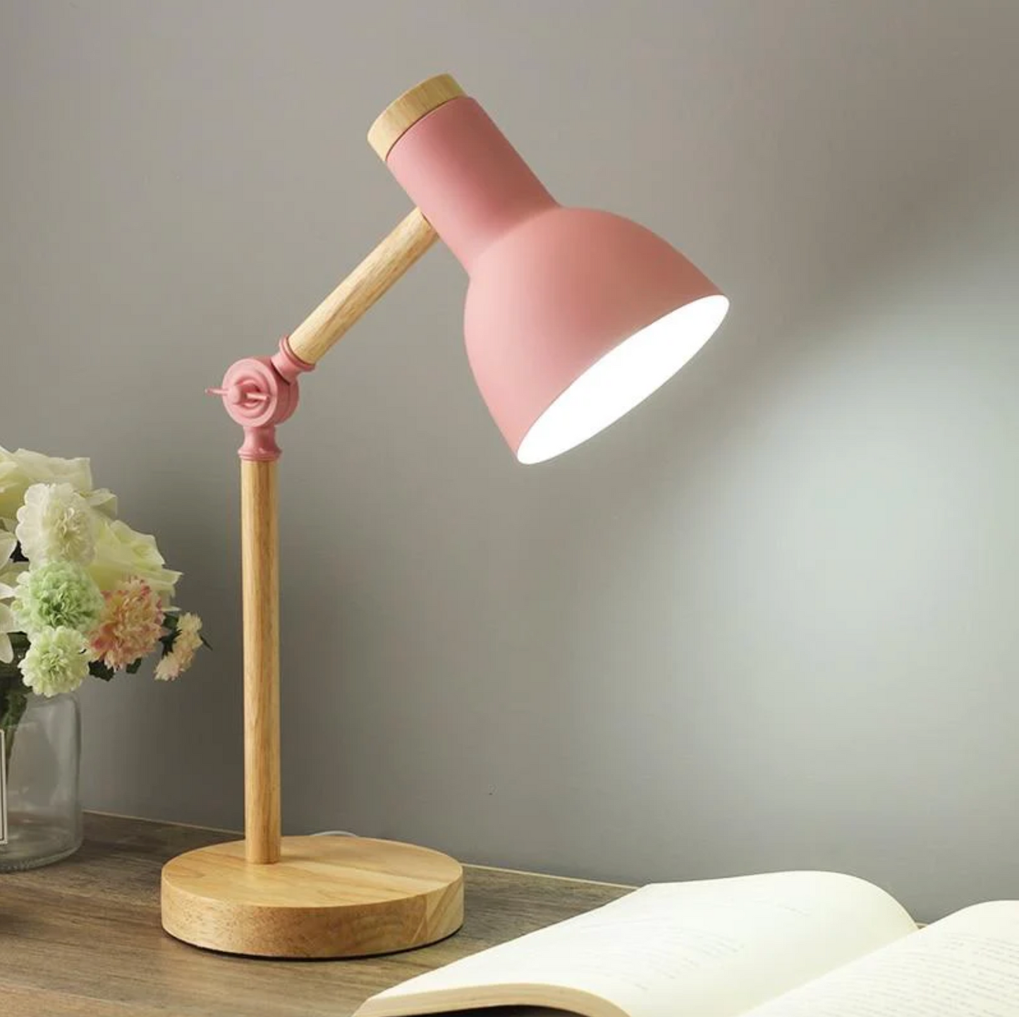 Noordse houten bureaulamp met verstelbare arm voor moderne sfeerverlichting