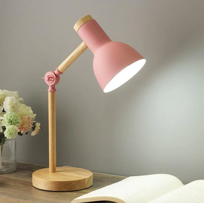 Noordse houten bureaulamp met verstelbare arm voor moderne sfeerverlichting