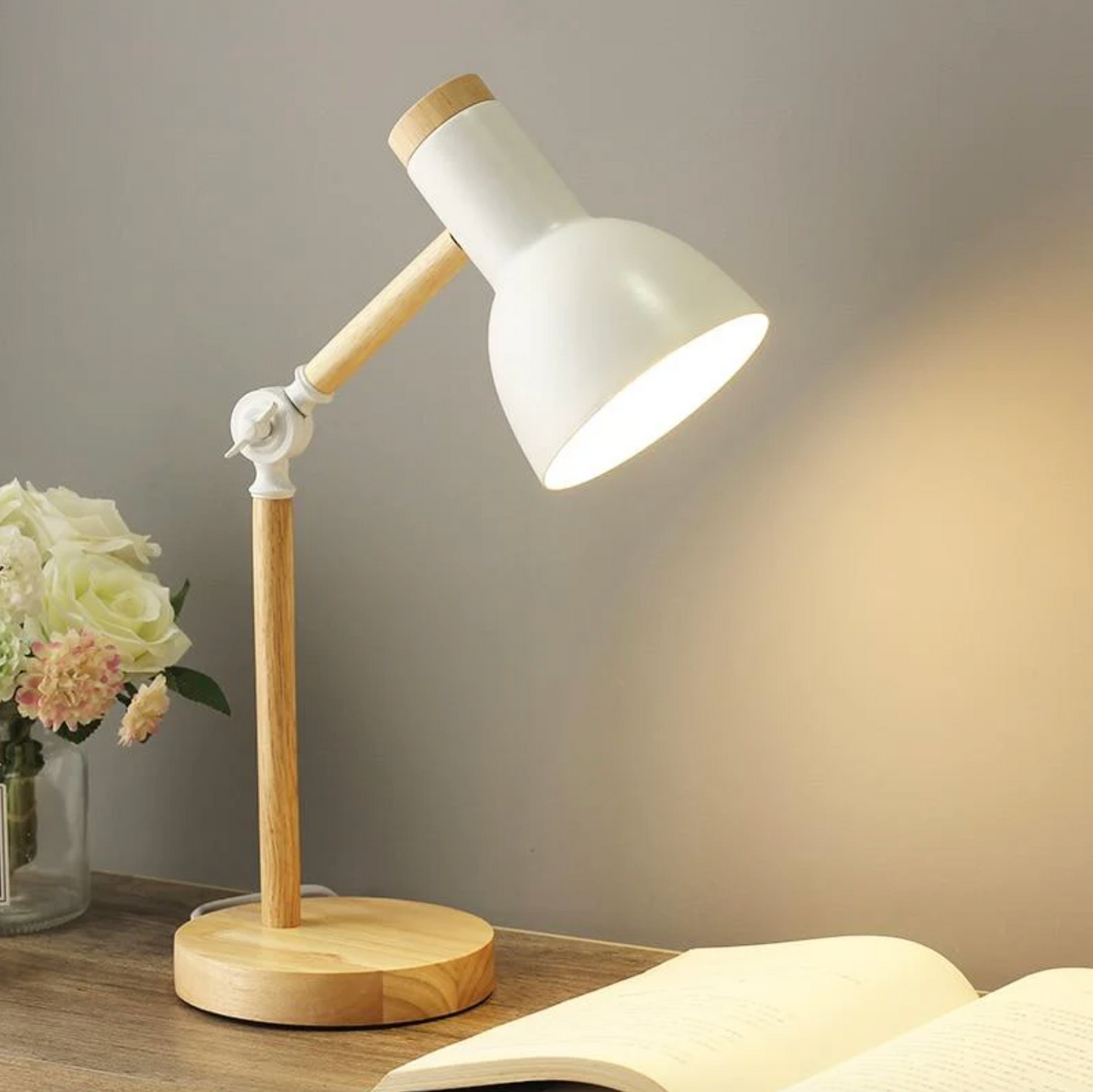 Noordse houten bureaulamp met verstelbare arm voor moderne sfeerverlichting