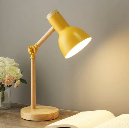 Noordse houten bureaulamp met verstelbare arm voor moderne sfeerverlichting