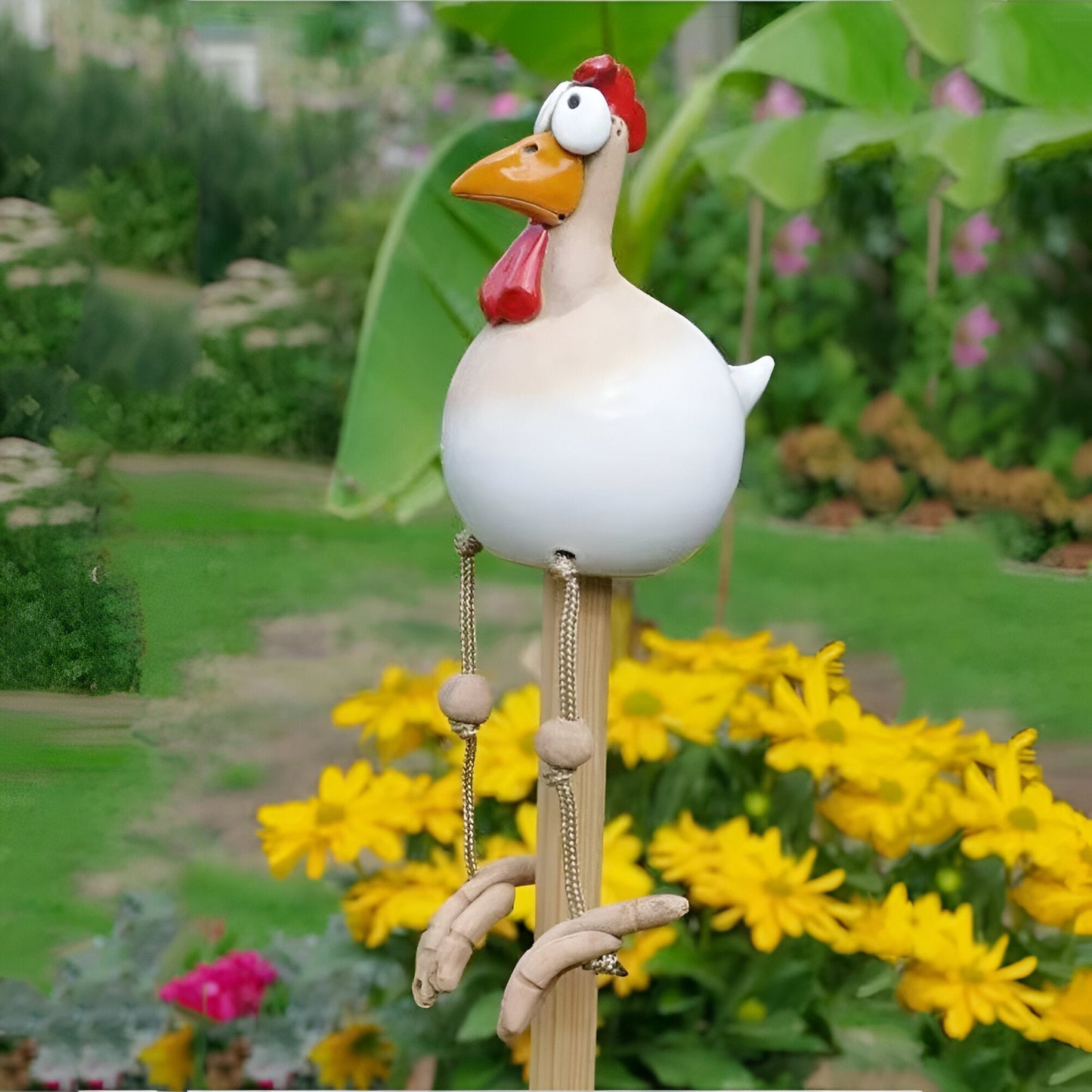 Sprookjesachtige grote oog kippen tuinbeeld met weerbestendig ontwerp